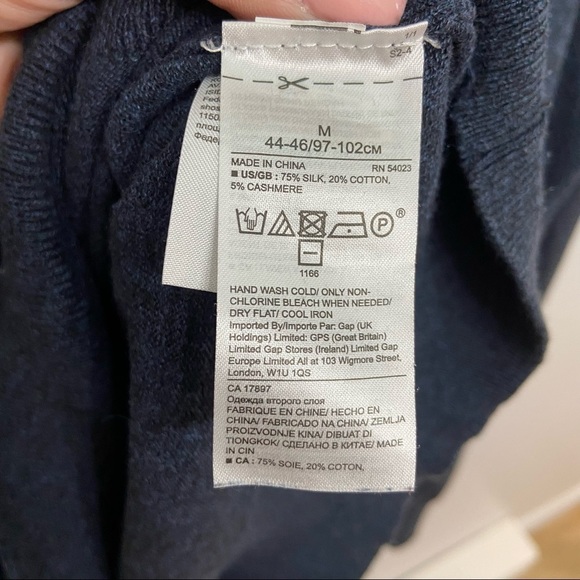 Banana Republic Men’s Cashmere Silk Luxury Blend Navy Blue V-Neck Sweater - Picture 5 of 5